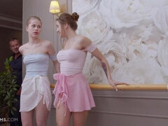 Nana, Blonde, Sucer une bite, 2 femmes 1 homme, Branlette thaïlandaise, Adolescente, Plan cul à trois, Nénés