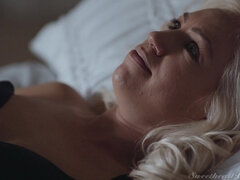 Schlafzimmer, Blondine, Natürlichen titten, Muschi, Socken, Tätowierung, Tanga, Titten