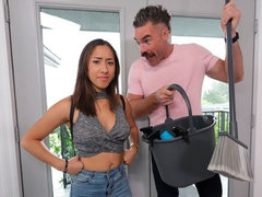 Sucer une bite, Brunette brune, Branlette thaïlandaise, Hard, Domestique, Rasée, Adolescente, Nénés