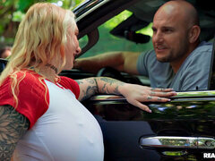 Gros cul, Blonde, Voiture, En levrette, Chatte, Chaussettes, Tatouage, Nénés
