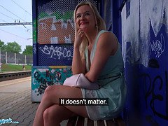 Blond, Pijpbeurt, Sperma shot, Orgasme, Buiten, Openbaar, Tieten likken, Trein