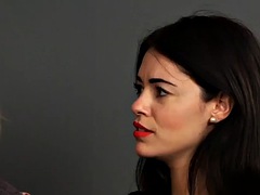 Nana, Britannique, Homme nu et filles habillées, Européenne, Femme dominatrice, Fétiche, Branlette thaïlandaise