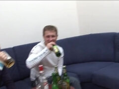 Arsch, Blasen, Betrunken, Aufs gesicht abspritzen, Fetisch, Gruppensex, Orgie, Flotter dreier