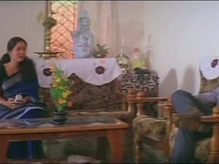 Indian hot MILF in erotic video