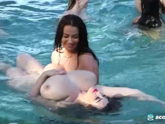 Strand, Blondine, Braunhaarige, Gruppe, Lesbisch, Milf, Nackt, Pool