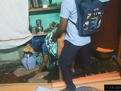 Collège université, En levrette, Première fois, Fait maison, Femme au foyer, Indienne, Étudiant, Vierge