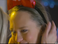 Stellung 69, Tussi, Küche, Lesbisch, Lecken, Natürlichen titten, Muschi, Titten