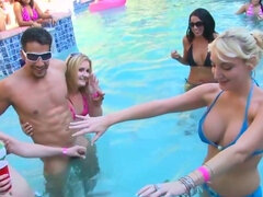 Grosser arsch, Grosser schwanz, Bikini, Braunhaarige, Cfnm, Gruppe, Interrassisch, Party