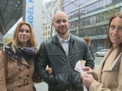 ブロンド, 女 人男 人, 手コキする, 淫乱熟女, お金, 公共, 三人, オッパイの
