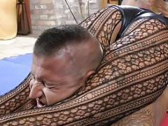 Brunette brune, Européenne, Face assise, Femme dominatrice, Branlette thaïlandaise, Humiliation, Latex