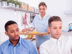 Enthousiasteling, Hondjeshouding, Dubbele penetratie, Interraciaal, Verpleegster, Mager, Kousen, Tieten likken