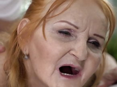 Verga grande, Tetas grandes, Mamada, Semen en la boca, Corridas, Abuelita, Maduro, Pelirrojo