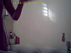 Jeune coquine 974 se douche (bath)