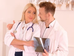 Kont, Blond, Pijpbeurt, Handbeurt, Verpleegster, Tiener, Tieten likken, Uniformpje