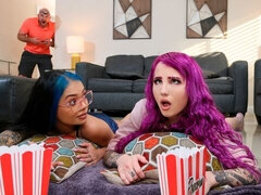 Geweldig, Pijpbeurt, 1 man 2 vrouwen, Roodharige vrouw, Slet, Tatoeage, Tiener, Trio