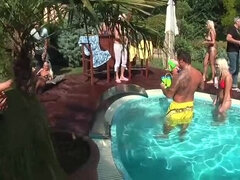 Sucer une bite, Groupe, Hd, Nue à poil, Nue, Fête, Piscine, Plan cul à trois