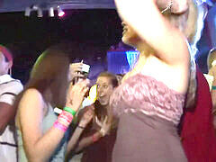 Брюнетки, В клубе, Эксгибиционист, Поцелуи, На публике, Рыжие