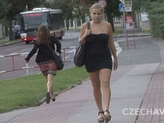Blond, Jurk, Buiten, Openbaar, Schoenen, Softcore pornografie, Tiener, Tieten likken