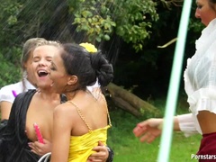 Habillées, Lesbienne, Orgie, De plein air, Fête, Satin, Jarretelles, Mouillée