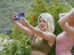 Grosse titten, Blondine, Fingern, Küssen, Lesbisch, Lecken, Lingerie, Milf