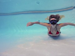 Tussi, Grosse titten, Blondine, Fingern, Masturbation, Öffentlich, Solo, Unter wasser