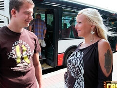 Grosser arsch, Grosser schwanz, Grosse titten, Blondine, Blasen, Hundestellung, Milf, Im freien
