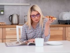 Kont, Blond, Pijpbeurt, Handbeurt, Zoenen, Sperma, Tiener, Tieten likken