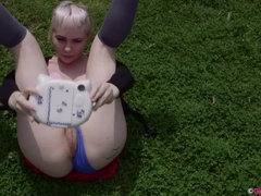 Aisselle, Blonde, Poilue, Masturbation, De plein air, Petite femme, Jupe, Solo
