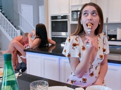 Blond, Pijpbeurt, Vriendje, Dochter, Hondjeshouding, Handbeurt, Keuken, Moeder die ik wil neuken