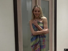 18 ans, Salle de bains, Sucer une bite, Européenne, Doigter, Léchez, Chatte, Rasée
