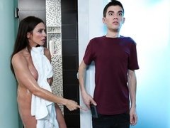 浴室, 茶髪の, 巨乳な, 捕まる, 手コキする, 巨大, キス, のぞき