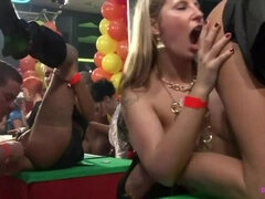 Grosse bite, Sucer une bite, Club, Dingue, En levrette, Interracial, Seins naturels, Fête