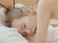 Blonde, Robe, Doigter, Béant, Branlette thaïlandaise, Masturbation, Maigrichonne, Nénés