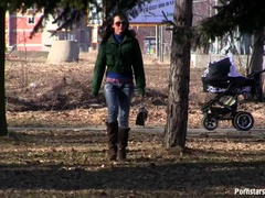 Bekleidet, Frau, Jeans, Im freien, Pissen, Muschi, Rasiert, Nass