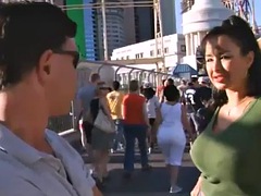 Tetas grandes, Novio, Morena, Maduro, Madres para coger, Al aire libre, Público, Tetas