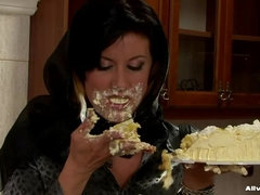 Bruinharig, Aangekleed, Vrouw, Eten, Naakt, Douche, Softcore pornografie, Tieten likken