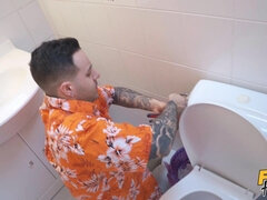 Culo, Cuarto de baño, Tetas grandes, Morena, Corridas faciales, Atragantadas, Jeans, Masturbación