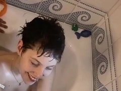 Lecken, Mann mann frau, Nackt, Party, Muschi, Kurzes haar, Dusche, Flotter dreier