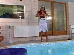 Blond, Hakken, Satijn, Softcore pornografie, Kousen, Tietenklus, Tieten likken, Onderwater