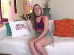 Blonde, Béant, Lingerie, Seins naturels, Dénudage, Adolescente, Nénés, Jouets