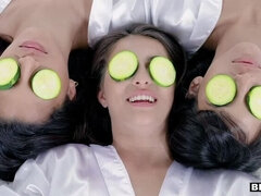 Sucer une bite, Tir de sperme, Queue, En levrette, Le plan cul à quatre, Chevaucher, Rasée, Tatouage