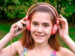 Cul, Brunette brune, Branlette thaïlandaise, Embrassement, Léchez, Rasée, Cheveux courts, Maigrichonne