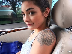 Arsch, Braunhaarige, Auto, Im freien, Pov, Rasiert, Tätowierung, Jungendliche (18+)