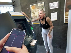 Lara CumKitten - Teaser FERNGESTEUERT durch die City
