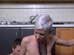 In den arsch, Blondine, Nahaufnahme, Französisch, Küche, Reife frau in den arsch, Milf, Muschi
