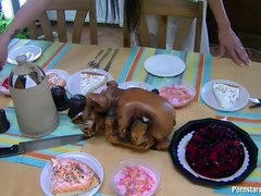 衣服着たままセックス, 汚れた　, 食べ物, 眼鏡, オージー, パーティ, サテン, スインガー