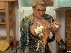Laarzen, Vrouwen gevecht, Vrouw, Eten, Masker, Naakt, Satijn, Verassing
