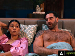 Asiático, Culo grande, Cuadrupleta, Grupo, Madres para coger, Mamá, Pequeña, Hijo