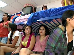 Homme nu et filles habillées, Collège université, Groupe, Réalité, Suçant