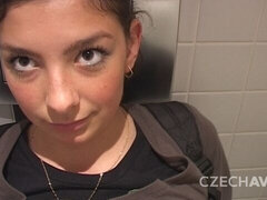 Grosse bite, Gros seins, Brunette brune, Habillées, Argent, Adolescente, Nénés, Toilettes
